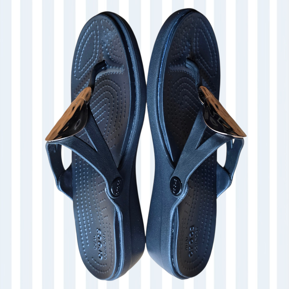 NWOT, Crocs Women's Sanrah Liquid Metallic Sandals Thongs Black, Size 7 - Picture 2 of 6